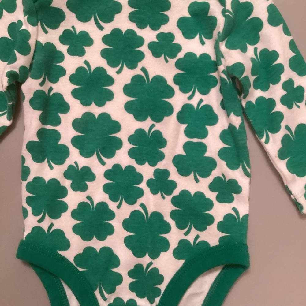 Carter’s Shamrock bodysuit (3 mo.)
